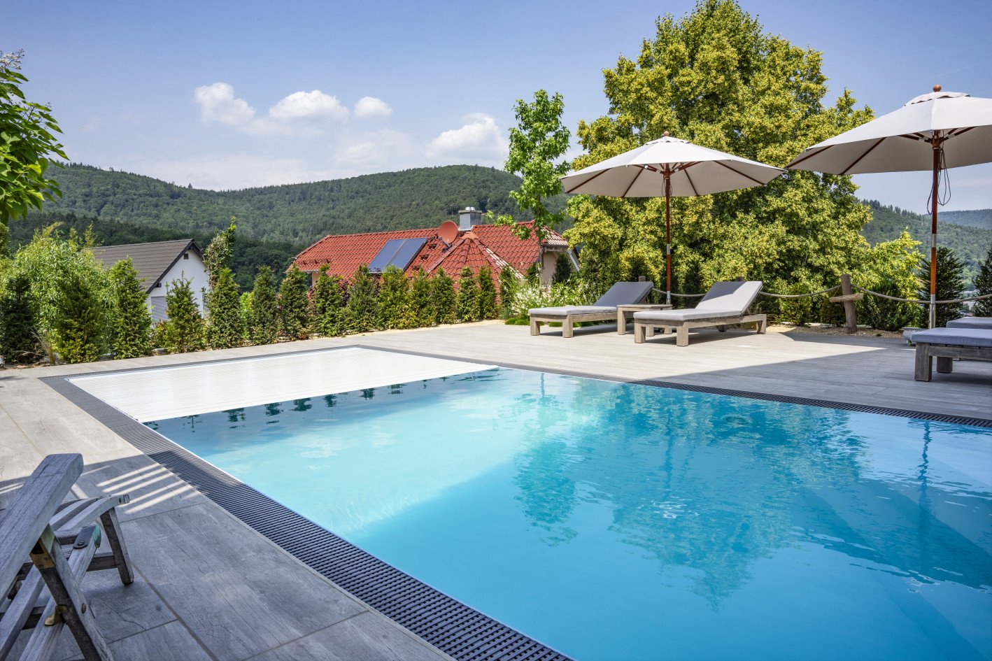 Pool Komplettset Infinity® ONE mit Überlauf-Fertigpool und optional elektrischem Rolladen / Poolabdeckung