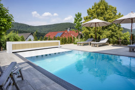 Edelstahlpool Komplettset Infinity® Eternity mit Überlauf-Fertigpool und optional elektrischem Rollo / Poolabdeckung  Poolgröße 3,5 x 6,0m | Oberflurrolladen - Geschlossen