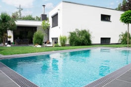 Pool Komplettset Infinity® ONE mit Überlauf-Fertigpool und optional elektrischem Rolladen / Poolabdeckung