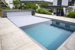 Edelstahlpool Komplettset Infinity® Eternity mit Überlauf-Fertigpool und optional elektrischem Rollo / Poolabdeckung  Poolgröße 3,5 x 7,0m | Oberflurrolladen - Bank